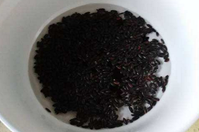 用什么洗头白发变黑 三大产品让白发变黑发