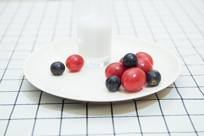 image 葡萄和牛奶